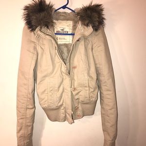 Beige Hollister jacket with fur